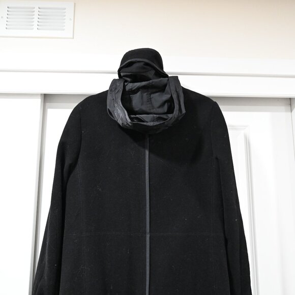 Japanese OTT Medium Black Classic Coat with Storable Hood - Picture 7 of 13